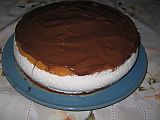 Süßer Kuchen mit Creme und Schokoladenglasur