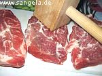 Fleisch mit einem Küchenhammer auf eine Dicke von 15-20 mm ausklopfen